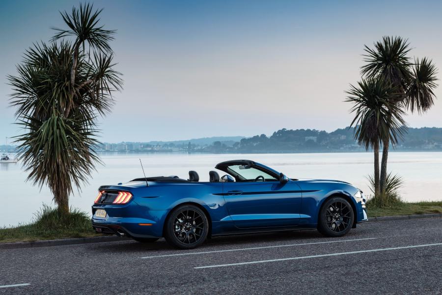  Ford Mustang EcoBoost Convertible 2018 года  (UK) (фото 2 из 4)